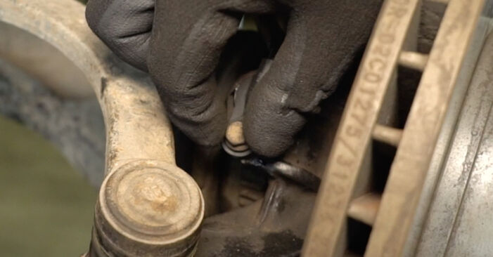 Mudar Rolamento da Roda no Nissan Interstar Van 2010 não será um problema se você seguir este guia ilustrado passo a passo