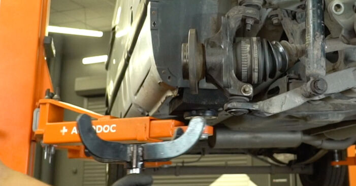 Mudar Rolamento da Roda no Renault Master II Minibus 2006 não será um problema se você seguir este guia ilustrado passo a passo