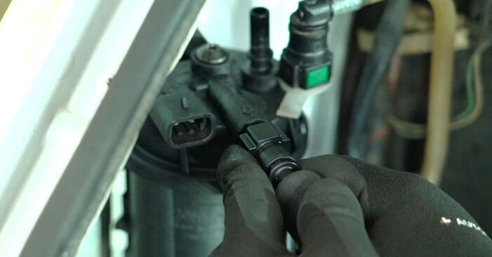 Renault Master 2 Van 2.2 dCI 2000 Fuel Filter replacement: free workshop manuals