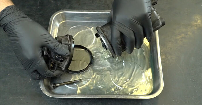 Hoe moeilijk is het om zelf te doen: Brandstoffilter vervangen Interstar dCi 150 2009 – download geïllustreerde gids