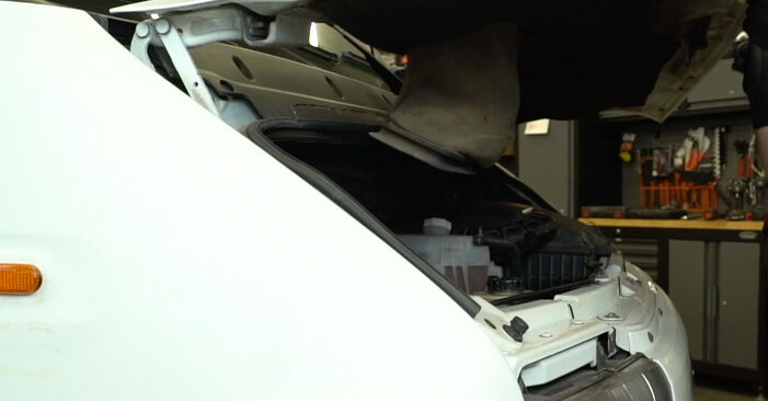 Как се сменя Крушка за главен фар на Renault Master 2 Ван 1998 - безплатни PDF и видео уроци