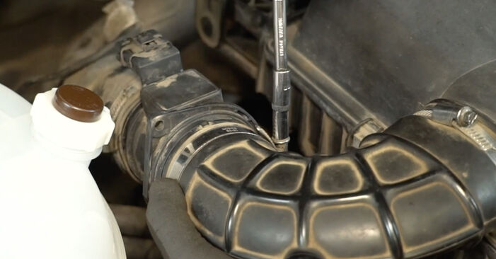 Jak wymienić Świeca żarowa w NISSAN Interstar Bus (X70) 2.5 dCi 100 2007: pobierz instrukcje PDF i instrukcje wideo