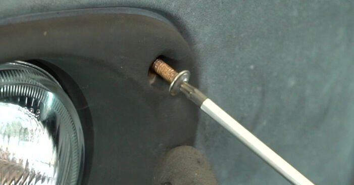 Wie kompliziert ist es, selbst zu reparieren: Nebelscheinwerfer am Renault Master II Bus 2.5 dCi 2004 ersetzen – Laden Sie sich illustrierte Wegleitungen herunter