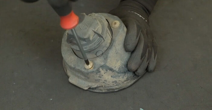 Wie man RENAULT MASTER 1.9 dCi 2002 Nebelscheinwerfer wechselt – Leicht verständliche Wegleitungen online