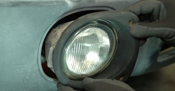 Renault Master 2 Pritsche 2.8 dTI 2000 Nebelscheinwerfer wechseln: Kostenfreie Reparaturwegleitungen