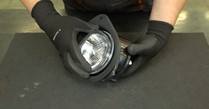 Как се сменя Фарове За Мъгла на Nissan Interstar Микробус 2002 - безплатни PDF и видео уроци