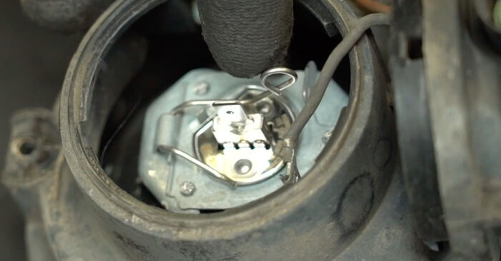 NISSAN INTERSTAR dCi 120 Nebelscheinwerfer austauschen: Tutorials und Video-Anweisungen online