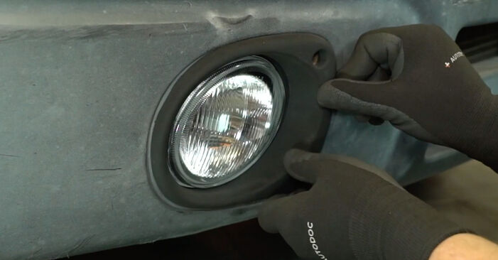 Wie man Nebelscheinwerfer beim NISSAN INTERSTAR Kasten (X70) 2007 auswechselt – Downloaden Sie sich PDF-Tutorials und Videoanleitungen herunter