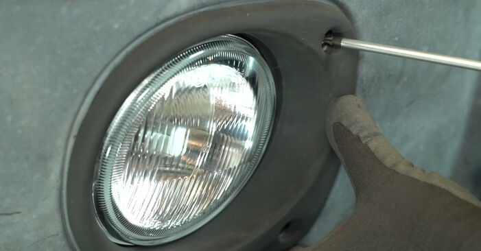 NISSAN INTERSTAR 2009 Nebelscheinwerfer Stufenweise Anleitung zum Austausch