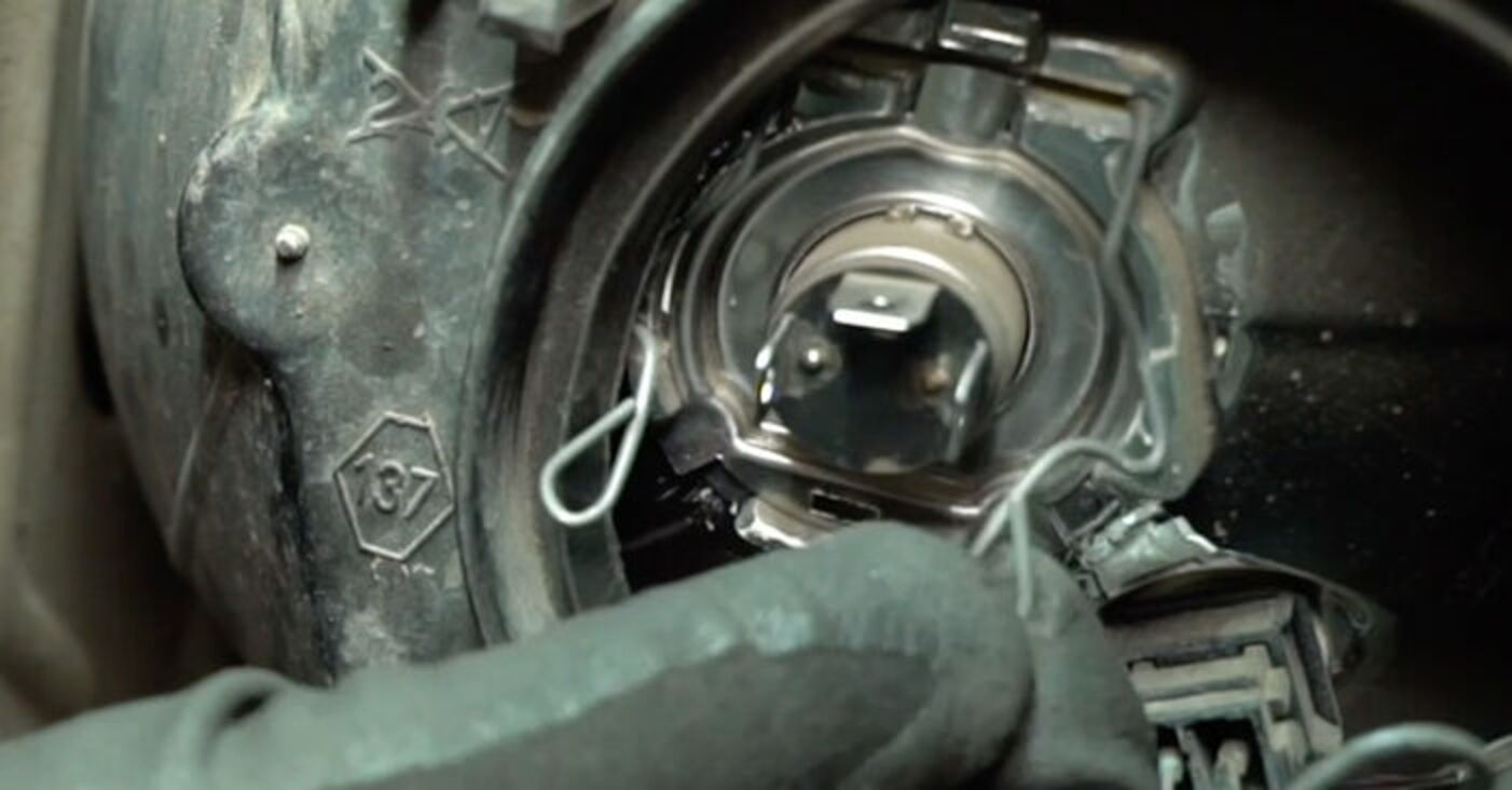 Comment changer ampoule de phare sur RENAULT Clio II 3/5 portes (BB — free download