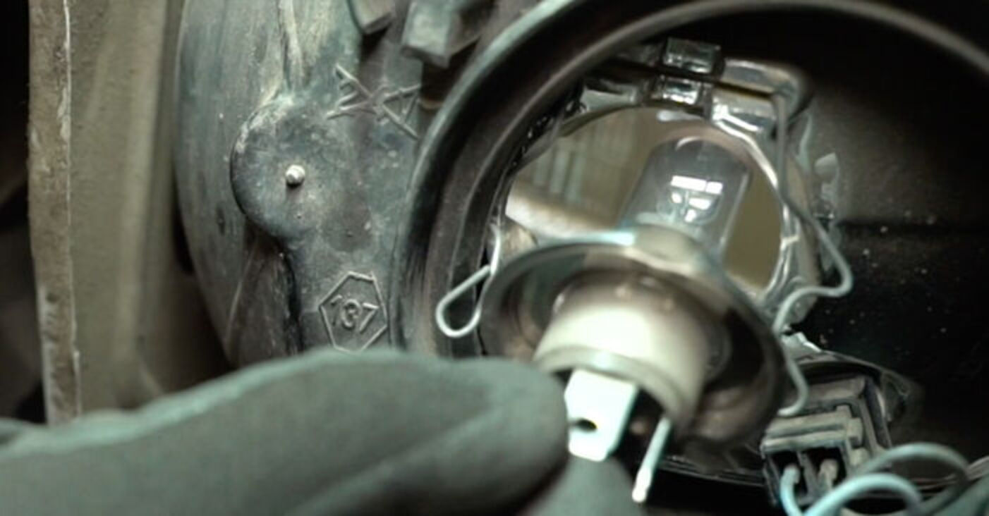 Comment changer ampoule de phare sur RENAULT Clio II 3/5 portes (BB — free download