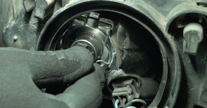 Ako vymeniť Žiarovka hlavného svetlometu na RENAULT 18 Variable (135_) 1984: stiahnite si PDF návody a video inštrukcie.