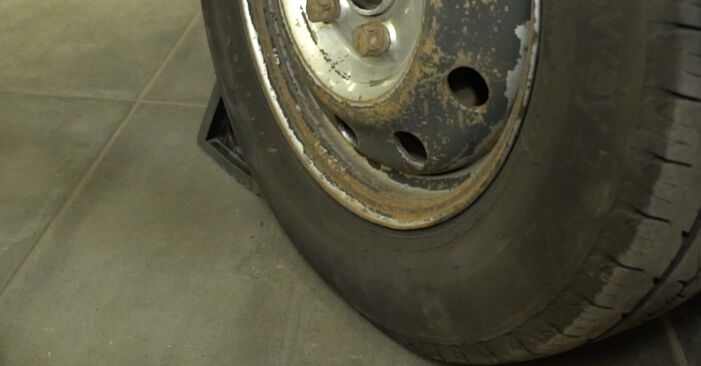 Wie man NISSAN INTERSTAR Bus (X70) dCi 120 2003 Bremssattel wechselt - Schritt-für-Schritt-Leitfäden und Video-Tutorials