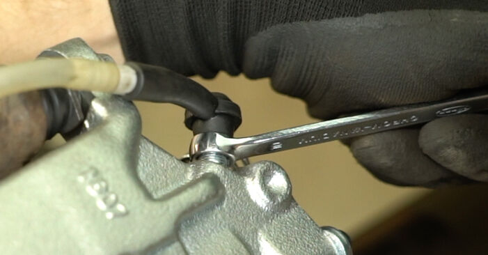 Stufenweiser Leitfaden zum Teilewechsel in Eigenregie von Nissan Interstar Bus 2015 2.5 dCi 100 Bremssattel