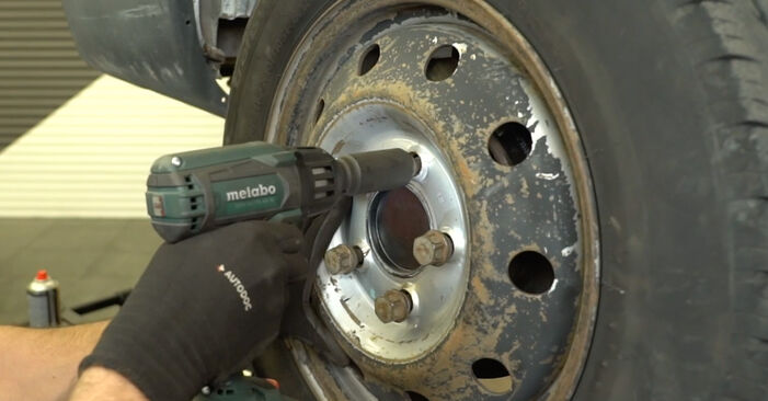 Kui keeruline on seda iseseisvalt teha: vahetada välja NISSAN INTERSTAR Piduriketas - laadige alla illustreeritud juhend