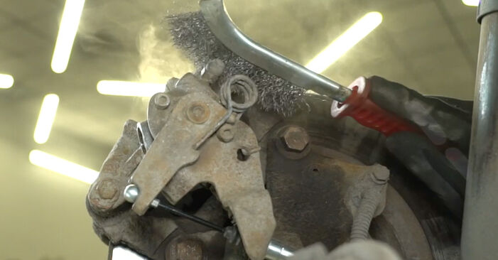 Jak vyměnit Brzdové Destičky na NISSAN INTERSTAR: stáhněte si PDF návody a video instrukce.