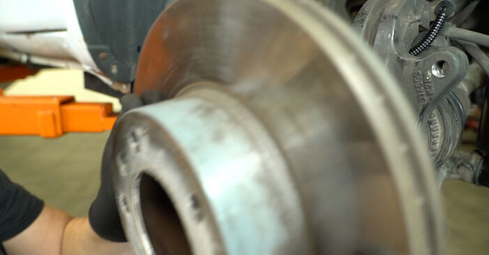 Wie man NISSAN INTERSTAR 2.5 dCi 100 2006 Bremsscheiben austauscht - Eingängige Anweisungen online