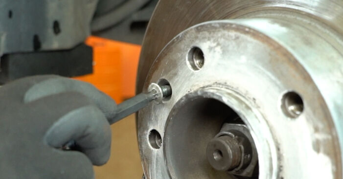 Wechseln Sie Bremsscheiben beim RENAULT MASTER II Bus (JD) 2.5 D 2001 selbst aus