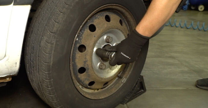 Wie man Bremsscheiben am RENAULT MASTER II Bus (JD) 2010 ersetzt - Hinweise und Ratschläge