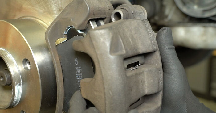 Wechseln Sie Bremsbeläge beim RENAULT MASTER II Bus (JD) 2.5 D 2001 selbst aus