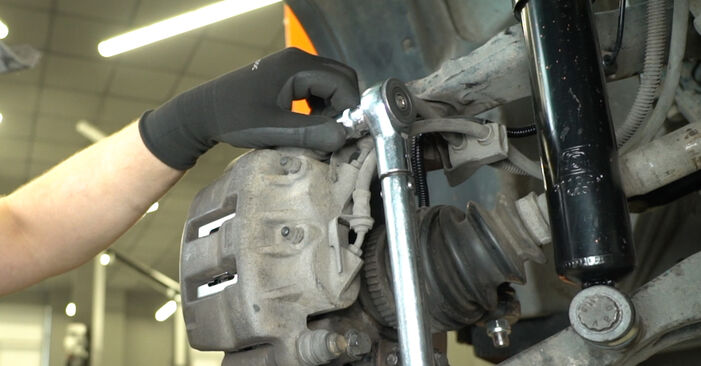 Wie man Bremsbeläge beim RENAULT MASTER II Bus (JD) 2003 auswechselt – Downloaden Sie sich PDF-Tutorials und Videoanleitungen herunter