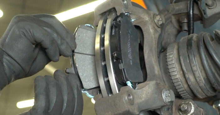 Смяна на Nissan Interstar Микробус dCi 115 2004 Спирачни Накладки: безплатни наръчници за ремонт