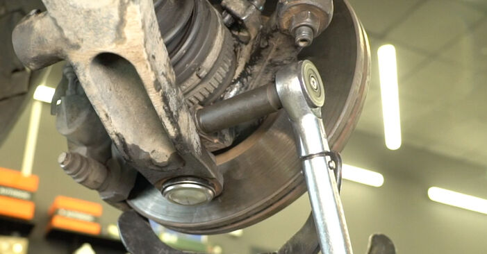 Stap voor stap tips om Renault Master II Bus 1998 1.9 dCi Fuseekogel zelf te wisselen