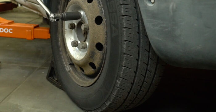 Jak vyměnit NISSAN INTERSTAR Kulový Čep Ramene - návody a video tutoriály krok po kroku.