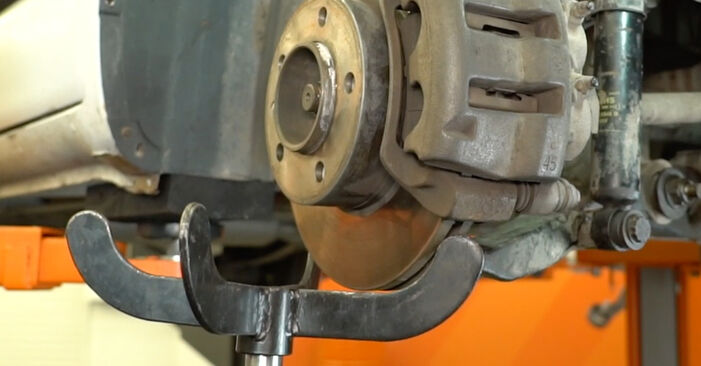 Jak odstranit NISSAN INTERSTAR Kulový Čep Ramene - online jednoduché instrukce