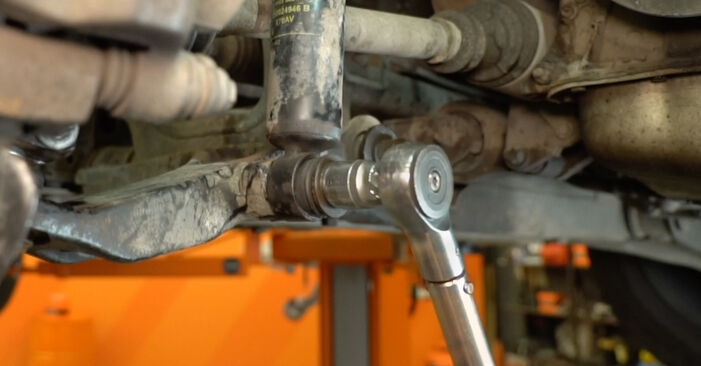 Jaké náročné to je, pokud to budete chtít udělat sami: Kulový Čep Ramene výměna na autě NISSAN INTERSTAR - stáhněte si ilustrovaný návod