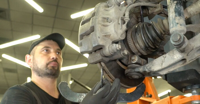 Jak vyměnit Kulový Čep Ramene na NISSAN INTERSTAR: stáhněte si PDF návody a video instrukce.