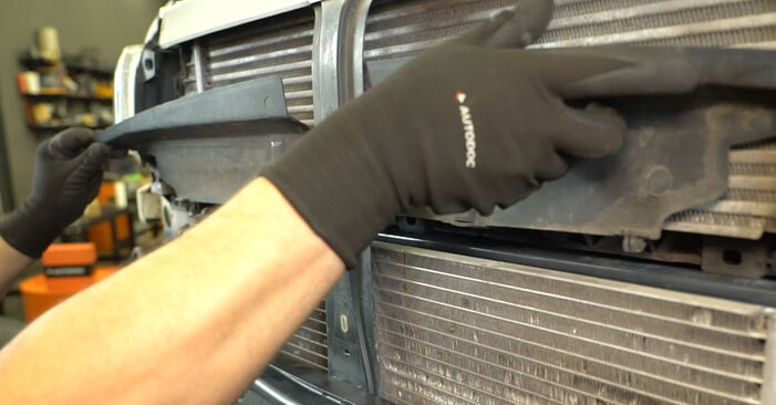RENAULT MASTER 2.8 dTI Kühler austauschen: Tutorials und Video-Anweisungen online