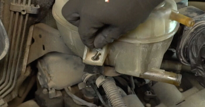 Ausgleichsbehälter Ihres Renault Master II Bus 2.8 dTI 2006 selbst Wechsel - Gratis Tutorial