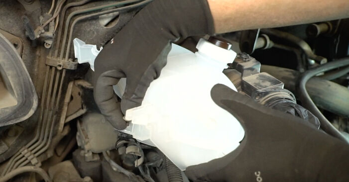 Austauschen Anleitung Ausgleichsbehälter am Renault Master II Bus 2008 2.5 dCi selbst
