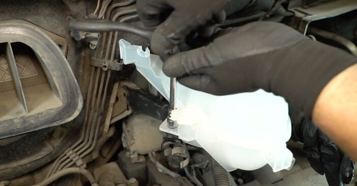 Tausch Tutorial Ausgleichsbehälter am RENAULT MASTER II Bus (JD) 2010 wechselt - Tipps und Tricks