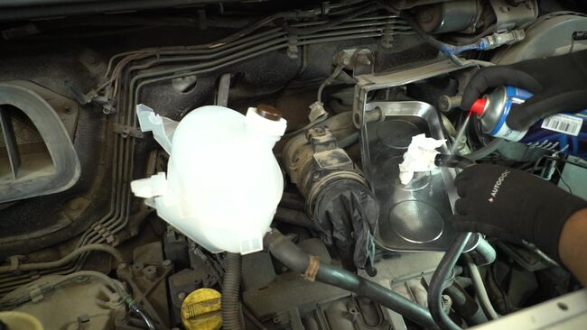 Schritt-für-Schritt-Anleitung zum selbstständigen Wechsel von Renault Master II Bus 1998 1.9 dCi Kühlmittelbehälter