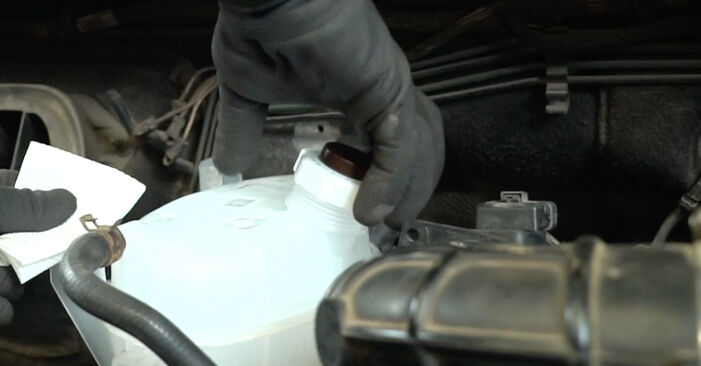 Ausgleichsbehälter Renault Master II Bus 2.5 dCi 1998 tauschen - Kostenlose PDF- und Videoanleitungen