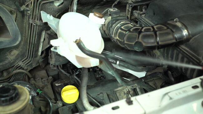 Ausgleichsbehälter am RENAULT MASTER II Bus (JD) 3.0 dCi 2003 wechseln – Laden Sie sich PDF-Handbücher und Videoanleitungen herunter