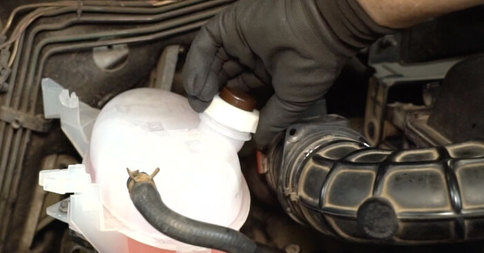 Renault Master II Bus 2.5 dCi 2004 Ausgleichsbehälter wechseln: wie schwer ist es, selbst zu reparieren - Downloaden Sie sich illustrierte Anleitungen