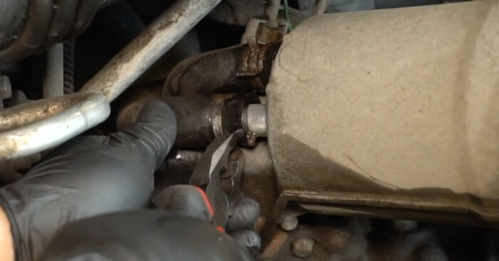 Ausgleichsbehälter am RENAULT MASTER II Bus (JD) 3.0 dCi 2003 wechseln – Laden Sie sich PDF-Handbücher und Videoanleitungen herunter