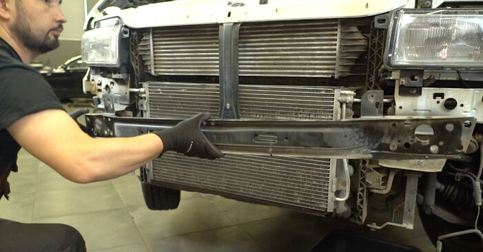 Jak odstranit NISSAN INTERSTAR Chladič Vody - online jednoduché instrukce
