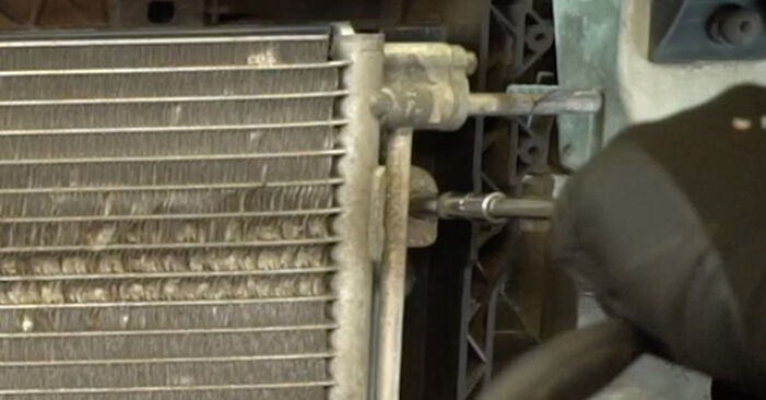 Jak vyměnit Chladič Vody na NISSAN INTERSTAR - bezplatné PDF a video návody.