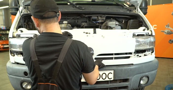 Jak odstranit NISSAN INTERSTAR Chladič Vody - online jednoduché instrukce