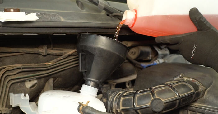 Jak vyměnit Chladič Vody na NISSAN INTERSTAR: stáhněte si PDF návody a video instrukce.