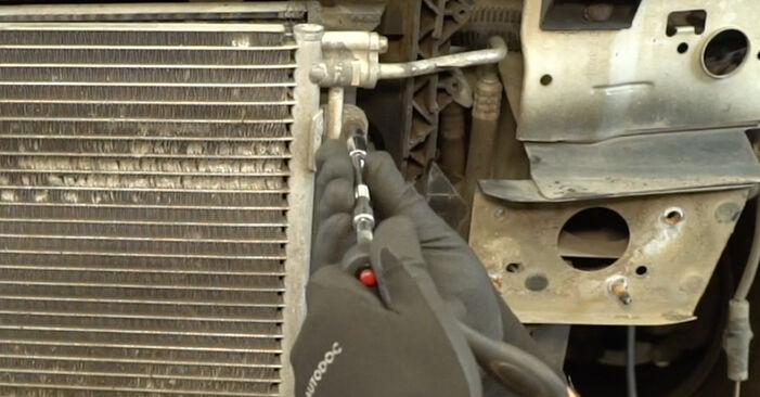 Wie man Kühler beim RENAULT MASTER II Pritsche/Fahrgestell (ED/HD/UD) 2003 auswechselt – Downloaden Sie sich PDF-Tutorials und Videoanleitungen herunter