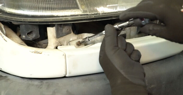 Wie man Kühler beim RENAULT MASTER II Pritsche/Fahrgestell (ED/HD/UD) 2003 auswechselt – Downloaden Sie sich PDF-Tutorials und Videoanleitungen herunter