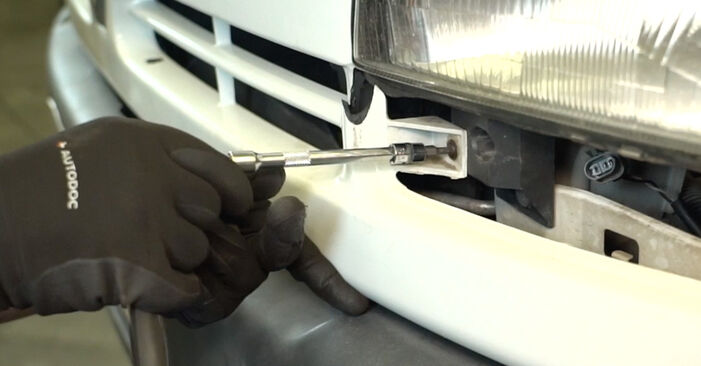 Wie problematisch ist es, selber zu reparieren: Kühler beim Renault Master 2 Pritsche 2.8 dTI 2004 auswechseln – Downloaden Sie sich bebilderte Tutorials