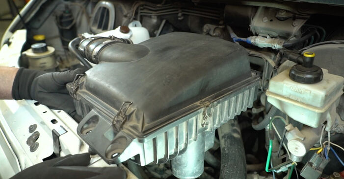 Cum schimb Radiator Racire la Renault Master II Bus 1998 - manualele în format PDF și video gratuite