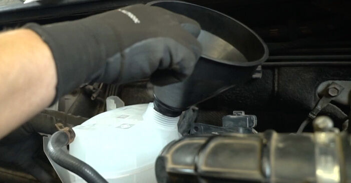 Cum să demontați RENAULT MASTER 1.9 dCi 2002 Radiator Racire - instrucțiunile online ușoare de urmărit