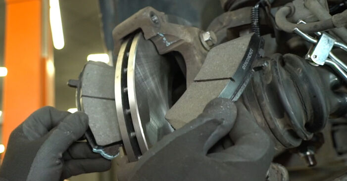 Wie man NISSAN INTERSTAR Pritsche/Fahrgestell dCi 120 2004 Bremssattel Reparatursatz wechselt - Schritt-für-Schritt-Leitfäden und Video-Tutorials